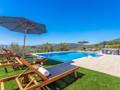 Ein privater Pool, ein Whirlpool, ein überdachter Essbereich für 8 Personen im Freien mit einem Fernseher, Darts zum Spaß und einem traditionellen Grill