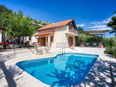 Die einzigartige Umgebung der Villa Zoro 6 km von einem Sandstrand und einem Fluss entfernt