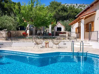 Poolgröße 27 qm und 1,5 Meter tief. Während Ihres Urlaubs steht Ihnen nur zur Verfügung.
