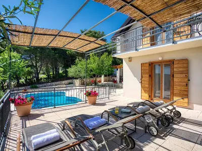 Blick vom Sonnendeck am Pool