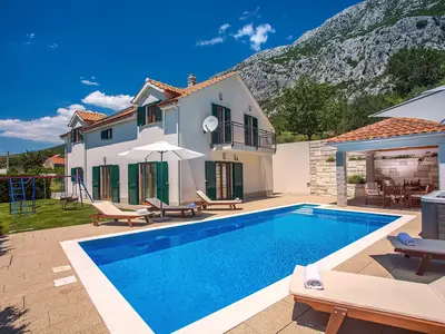 Villa Calma with heated pool, jacuzzi, Finnish sauna and 4 bedrooms
