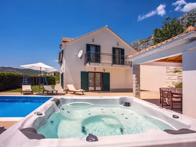 Villa Calma with heated pool, jacuzzi, Finnish sauna and 4 bedrooms
