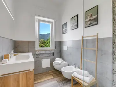 Badezimmer mit Dusche