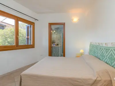 Schlafzimmer mit eigenem Bad mit Dusche