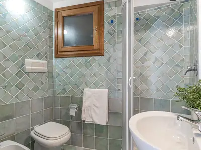 Badezimmer mit Dusche