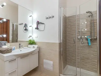 Badezimmer mit Dusche