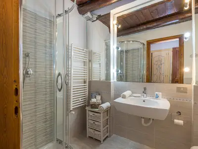 Badezimmer mit Dusche