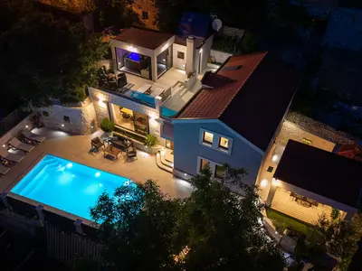 NEU! Villa Falcon House – Luxuriöse 3-Schlafzimmer-Villa mit beheiztem Pool, Whirlpool & finnischer Sauna