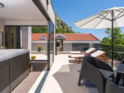 Der Außenbereich (auf Schlafzimmerhöhe – erste Etage) bietet außerdem eine Terrasse mit einem Whirlpool (Hot Tub) für 6 Personen.