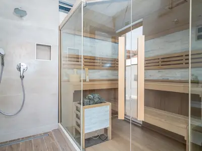 Für absolute Entspannung bietet die Villa Falcon House eine finnische Sauna.