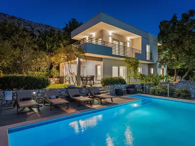 Villa UP mit Panoramablick auf malerische Landschaft und Meer