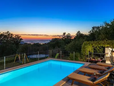 Spektakuläre Aussicht auf den Sonnenuntergang mit Blick auf die Stadt Split und das Meer in der Ferne