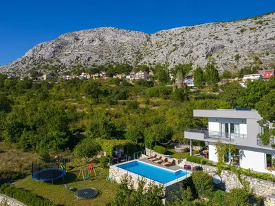 4 Schlafzimmer, 4 Badezimmer, beheizter 33 qm großer Swimmingpool