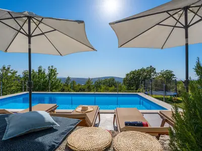 Privater und beheizter Pool 8m x 4m mit 6 Liegestühlen