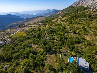 Liegt an den Hängen oberhalb der Stadt Split (25 Minuten) im Dorf Gornje Sitno