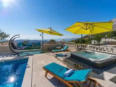 Sorgfältig organisierter Außenbereich bietet eine perfekte Entspannungszone mit atemberaubender Aussicht
