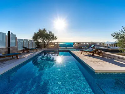36 qm privater Pool, 6 Liegestühle und 3 Hängesessel zum Entspannen
