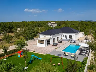 Villa Lukas – 44 m2 großes Schwimmbad mit Hydromassage neben der Sommerküche