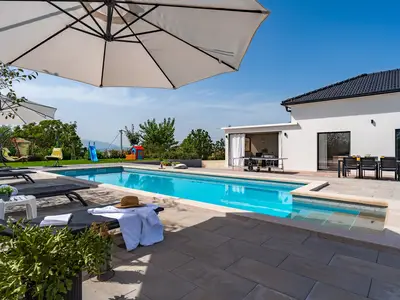 
Sonnendeck mit 3 Schaukelstühlen und 2 Sonnenschirmen