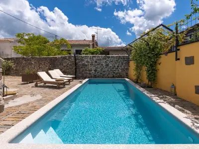 Innenhof mit privatem Pool und Heizungspumpe.
