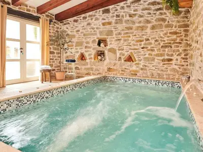 Privater Innenpool mit Heizpumpe und Gegenstrom-Schwimmpumpe.