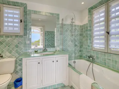 Badezimmer mit Badewanne