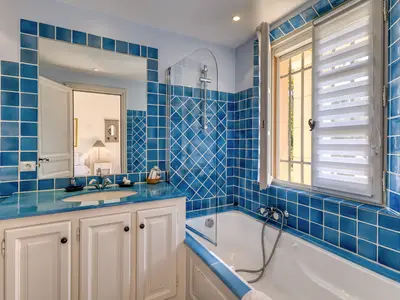 Badezimmer mit Badewanne