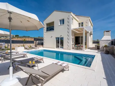 Villa Ora mit beheiztem Pool, Whirlpool, 4 Schlafzimmer