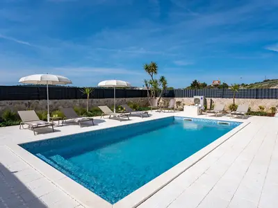 Stilvolle und luxuriöse Villa mit 4 Schlafzimmern mit eigenem Bad, beheiztem 36 m2 großem Pool und Whirlpool