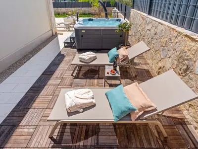 Ein Sonnendeck mit Whirlpool nur für Ihre entspannende Zeit.