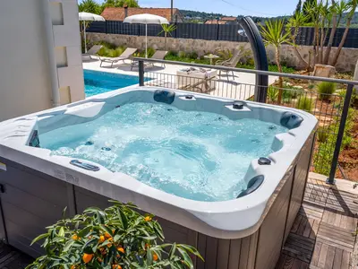 Der Außenbereich bietet einen Whirlpool für 5 Personen