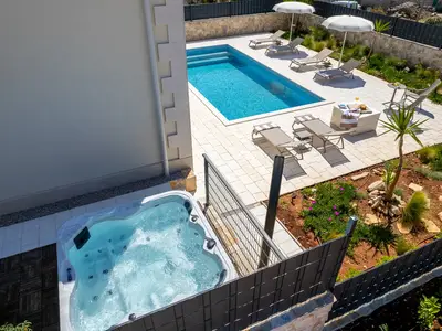 Das OUTDOOR bietet einen privaten und beheizten Pool 9m x 4m, eine Sonnenbank mit 8 Sonnenliegen