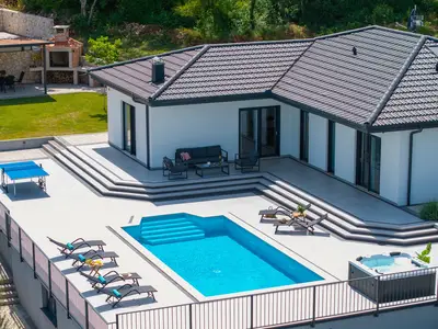 Villa Dalmatien mit Sauna, Whirlpool, beheiztem Pool, 3 Schlafzimmern mit eigenem Bad, Spielplatz, Tischtennis, Playstation 5