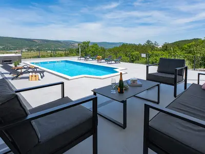 Die Villa bietet einen herrlichen, ungestörten Blick auf Natur und Felder