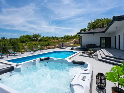 Die Villa verfügt über einen wunderbaren Entspannungsbereich mit Whirlpool