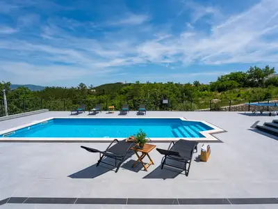 Ein privater 8 x 4 m großer Infinity-Pool