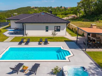 3 Schlafzimmer mit eigenem Bad, Spielplatz, Tischtennis, PlayStation 5, Spielhaus mit Rutsche und Schaukel