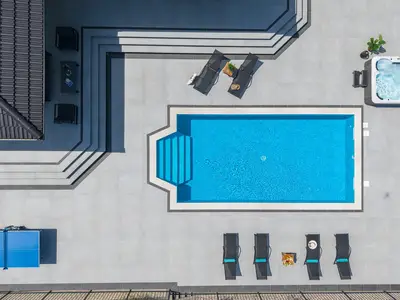 Wir präsentieren Ihnen die Villa Dalmatia, eine stilvolle und moderne einstöckige Villa
