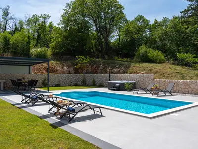 Ein Entspannungsbereich am Pool mit Panoramablick
