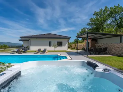 Die Villa verfügt über einen wunderbaren Entspannungsbereich mit Whirlpool