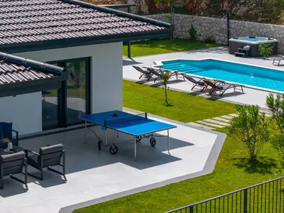 Die Villa ist im Erdgeschoss mit einem 155 m2 großen, modernen und schön eingerichteten Innenbereich organisiert