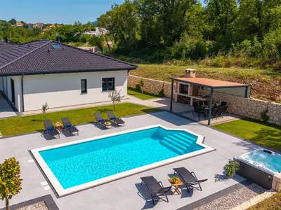 Beheizter Swimmingpool 8m x 4m mit einem fortschrittlichen Elektrolysesystem für kristallklares Wasser