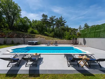 Ein privater 8 x 4 m großer Infinity-Pool