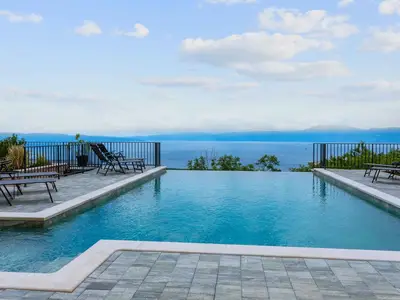 Villa für 10 Personen (220 m²) in Hreljin 1/10