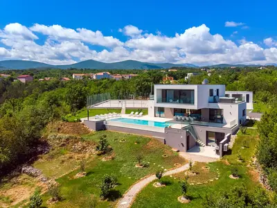 Die Villa befindet sich auf einem 10000 qm großen Grundstück