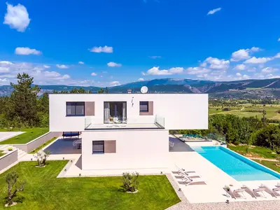 Die Villa bietet einen Panoramablick auf das Tal, die Stadt Imotski und das Naturphänomen Red i Blue Lake und bietet absolute Privatsphäre.