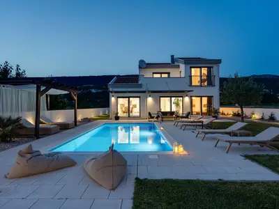 Villa Anja ist eine Villa mit 4 Schlafzimmern und einem 32 m2 großen beheizten Pool in der Nähe von Imotski