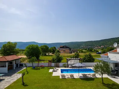 Villa Anja bietet Platz für 8 Personen und verfügt über einen beheizten 8 x 4 m großen Pool