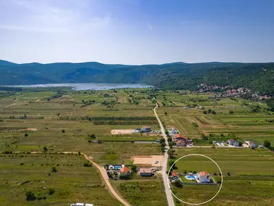 Villa Anja liegt in Donji Proložac, einem sehr ruhigen und unberührten Teil des Dorfes, im Tal