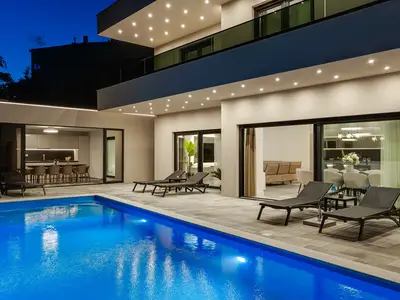 Der Außenbereich verfügt über einen privaten Swimmingpool mit den Maßen 10 x 4 m, der zu einem erfrischenden Bad in der Sonne einlädt